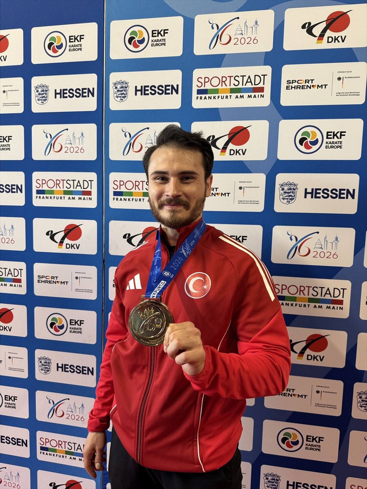 Avrupa şampiyonu milli karateci Enes Özdemir, altın madalyanın gurunu yaşıyor