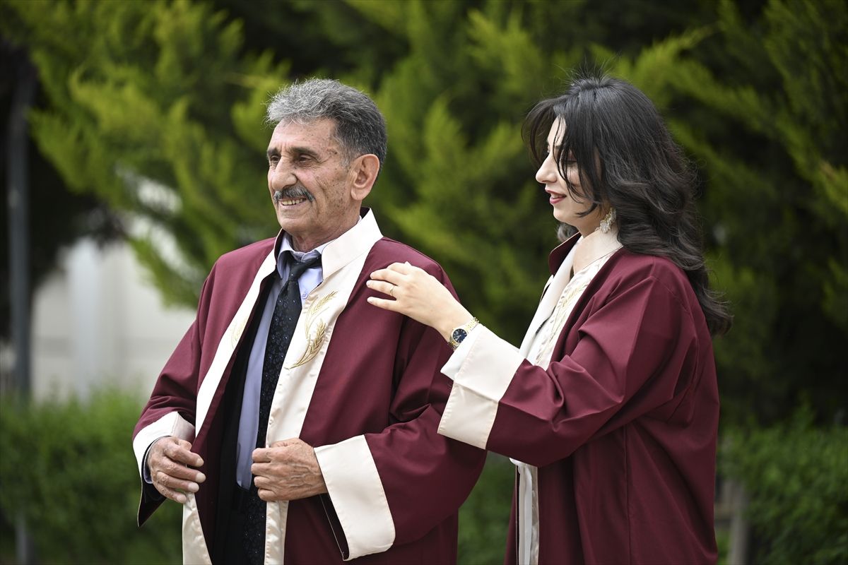 70 yaşında kızıyla üniversiteden mezun oldu
