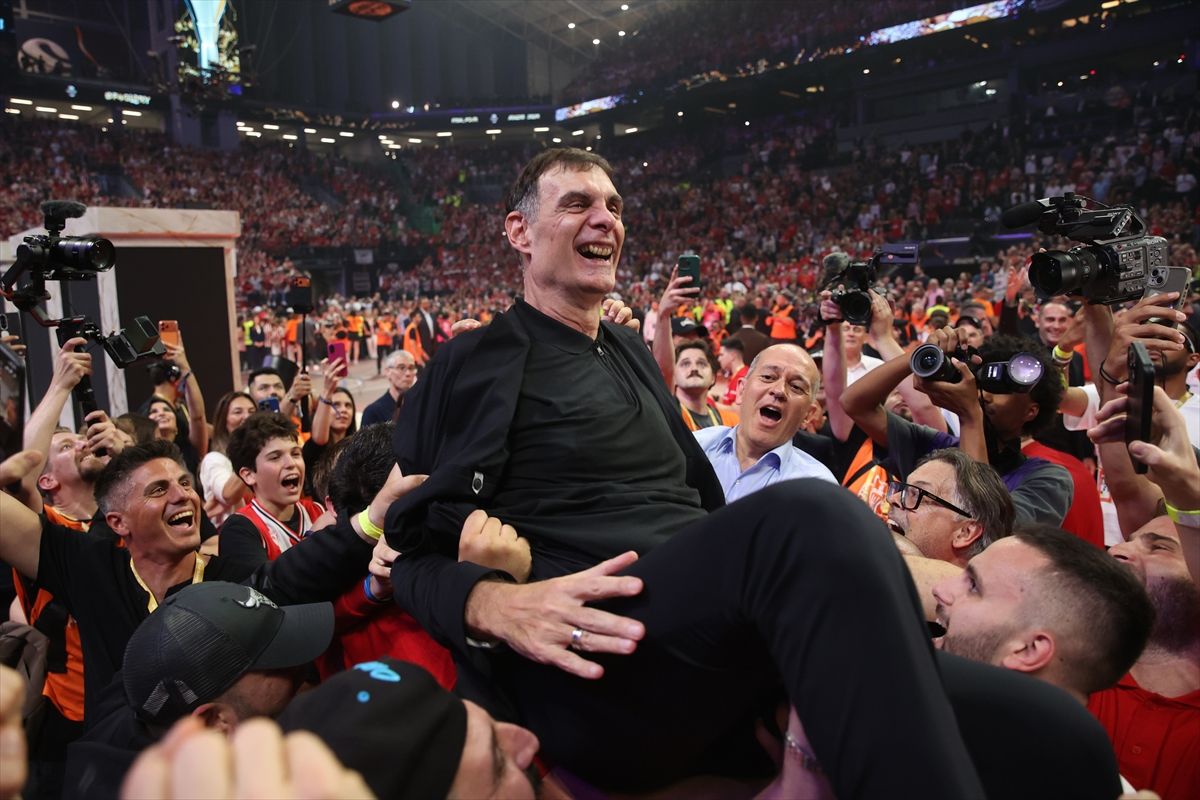 Basketbol Avrupa Ligi şampiyonu Olympiakos, kupasını aldı