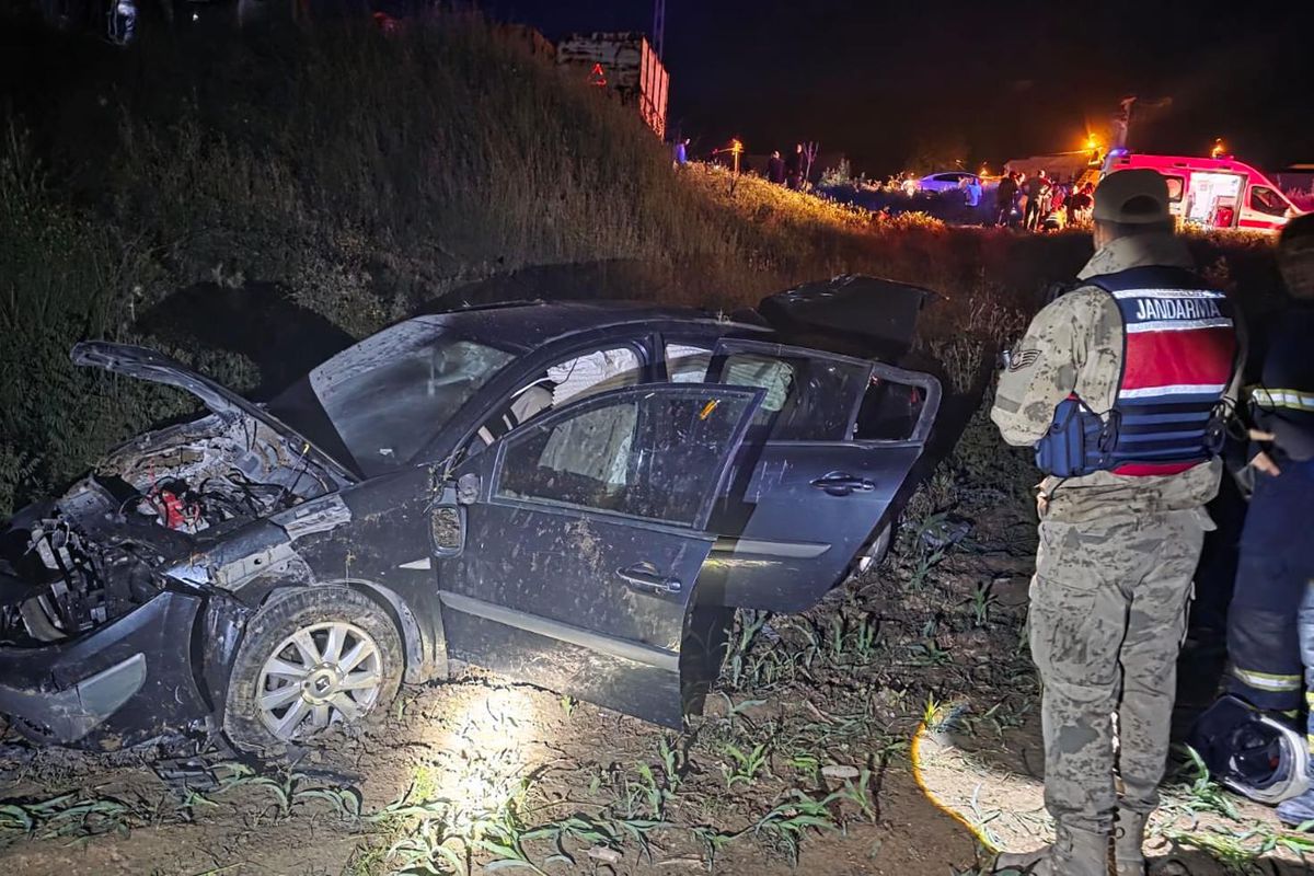Şarampole yuvarlanan otomobil hurdaya döndü,  3'ü ağır 4 kişi yaralandı