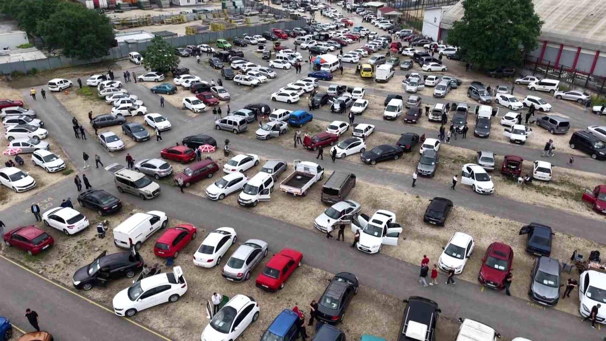 Bayram öncesi Bursa oto pazarında yoğunluk