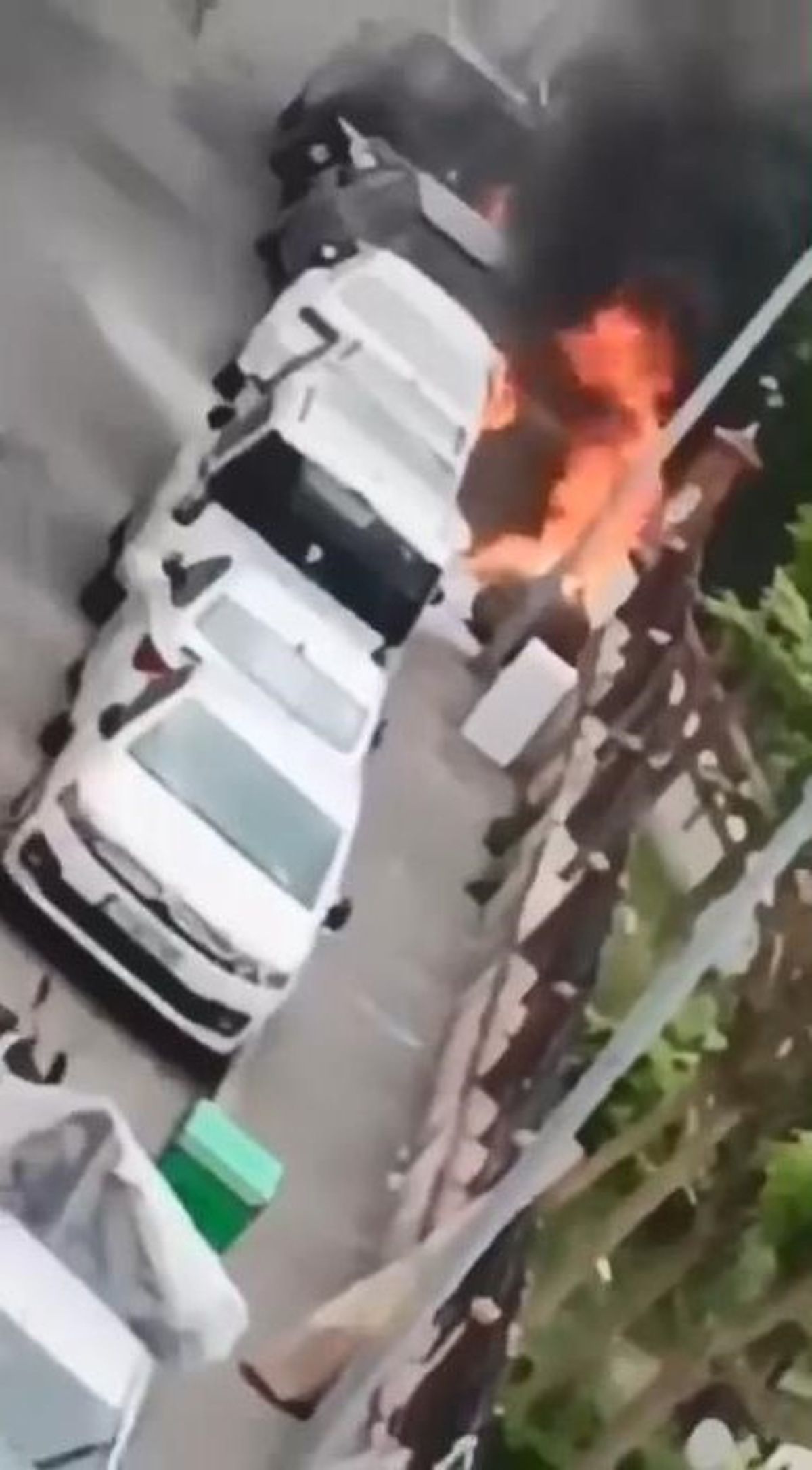 Beyoğlu'nda park halindeki otomobilin alev alev yandığı anlar kamerada