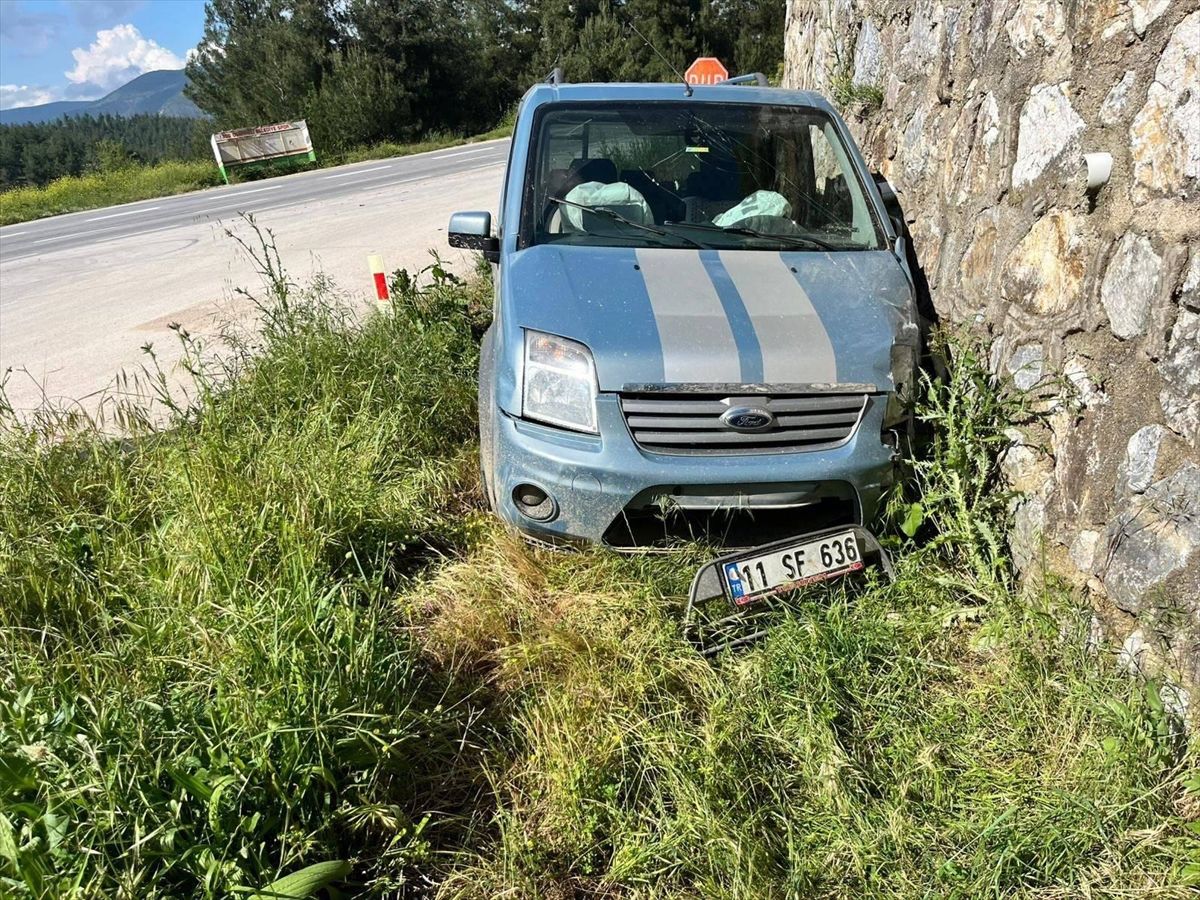 Bilecik'te istinat duvarına çarpan hafif ticari aracın sürücüsü yaralandı