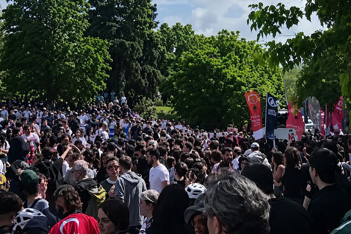 Bilgi Üniversitesi'nde eyleme devam eden öğrencilere polisten müdahale