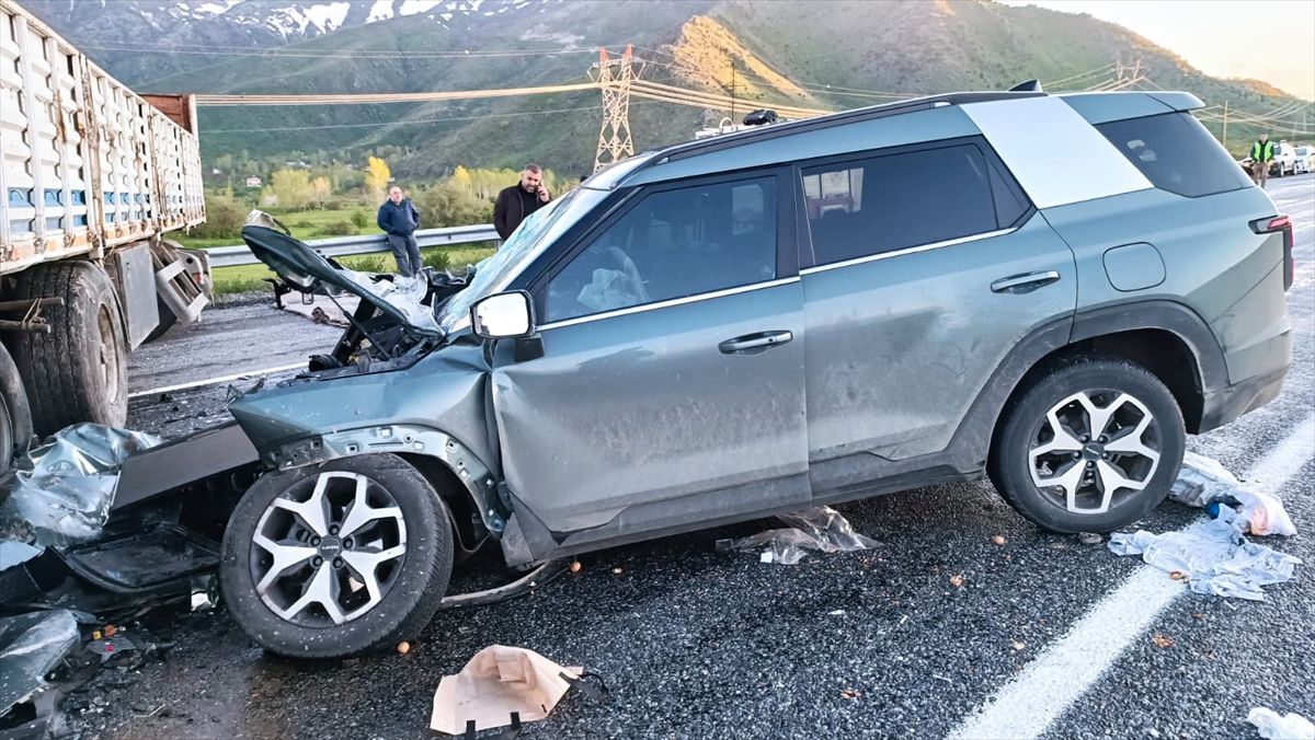 Bitlis'te ciple tırın çarpıştığı kazada 6 kişi yaralandı