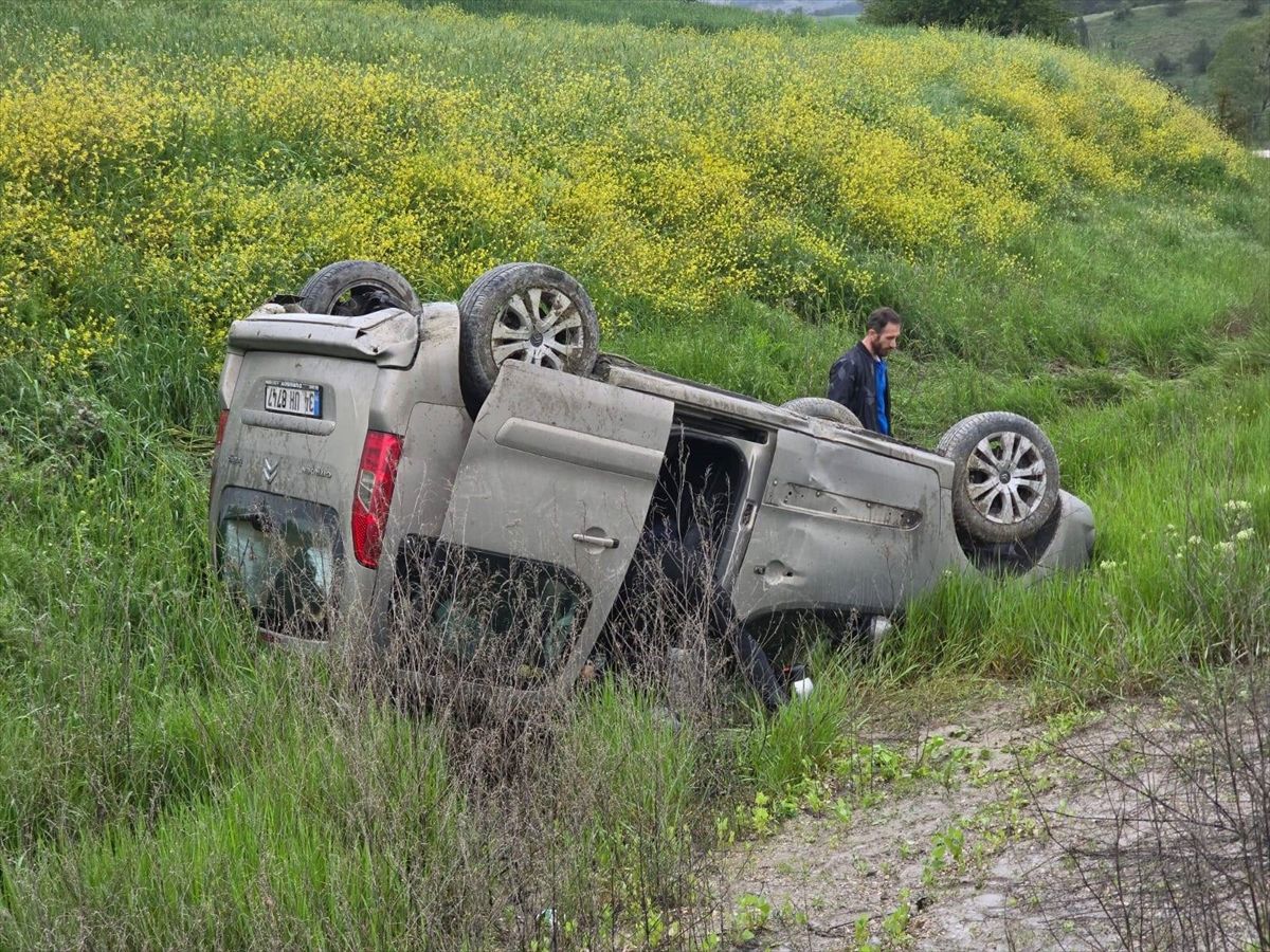 Bolu'da devrilen hafif ticari araçtaki 2 kişi yaralandı