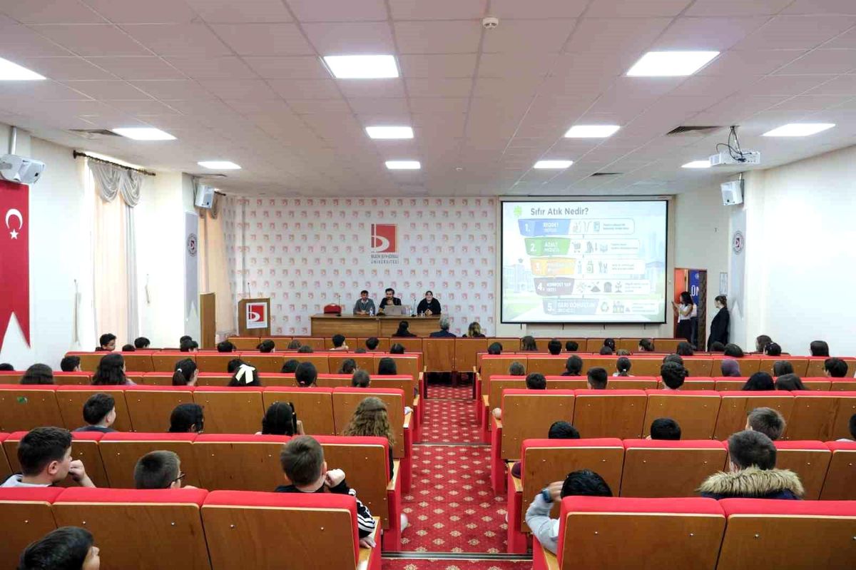 BŞEÜ'de geri dönüşüm malzemeleri sanata dönüştü