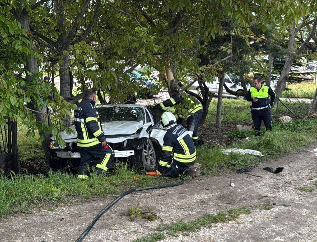 Burdur'da kontrolden çıkan otomobil ağaca çarptı