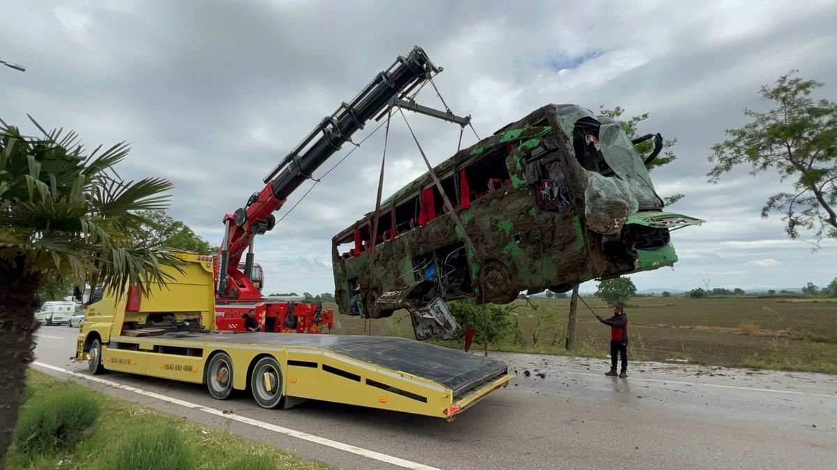 Çanakkale'de otobüs devrildi; 46 yaralı