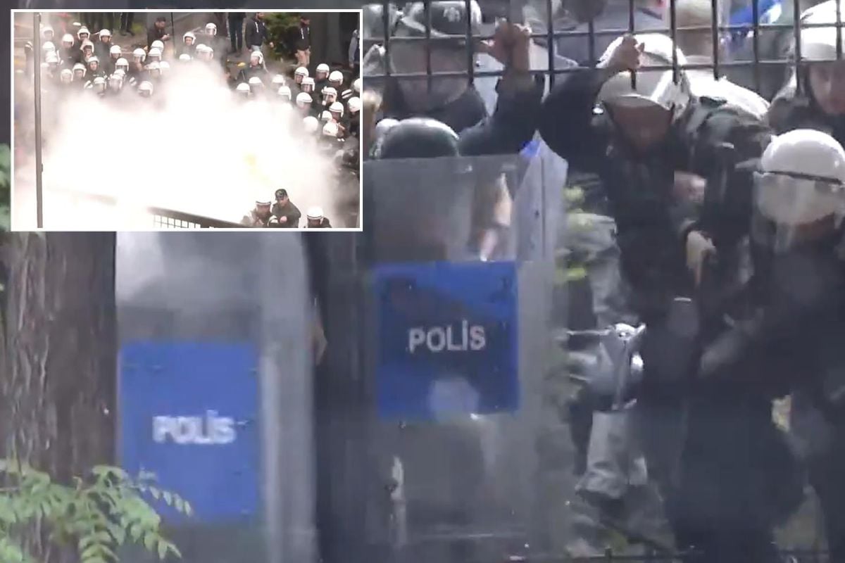 CHP Genel Merkezi'nde arbede! Onlarca polis içeri girdi