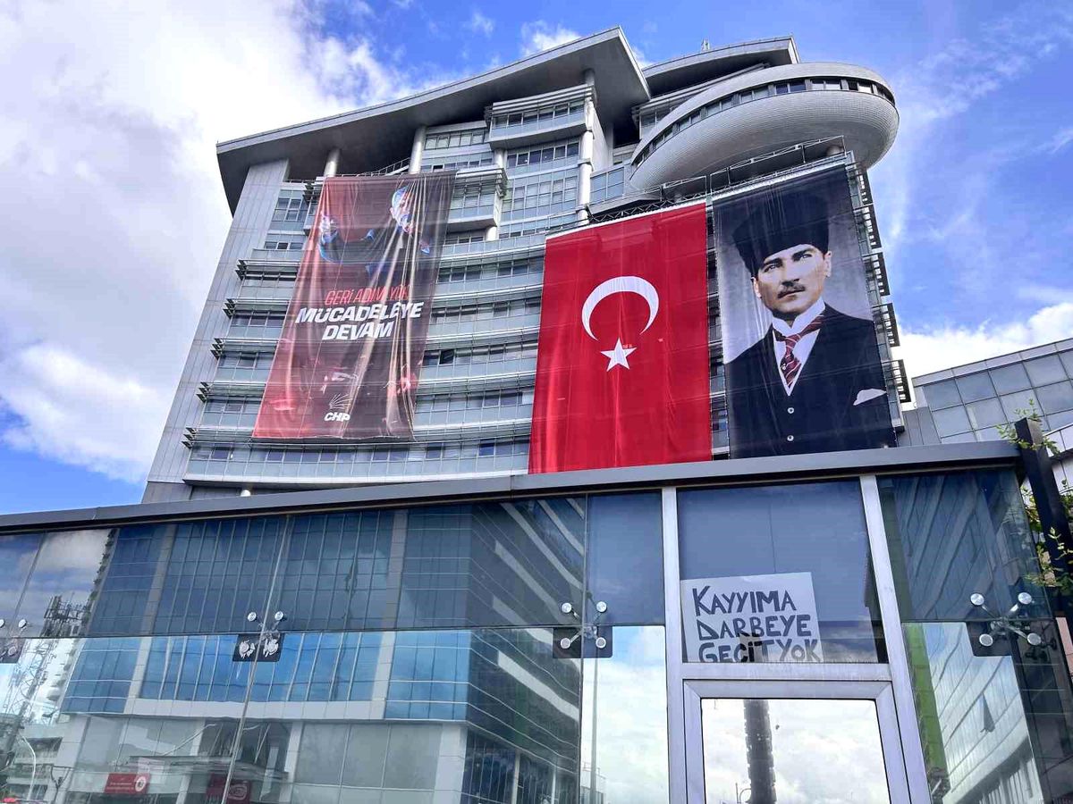 CHP, Genel Merkezi önünde çıkan tartışmada su şişeleri havada uçuştu