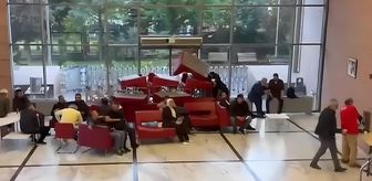 CHP Genel Merkezi'nde kapının önüne koltuklar koyuldu