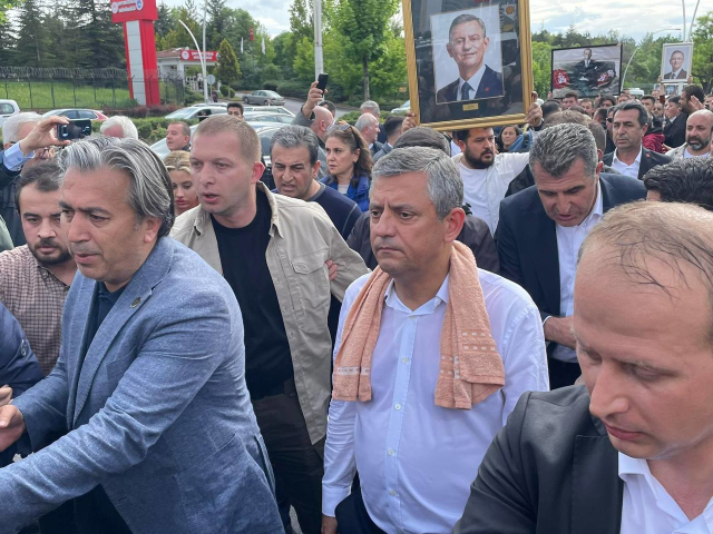 Özel speaking outside the party building
