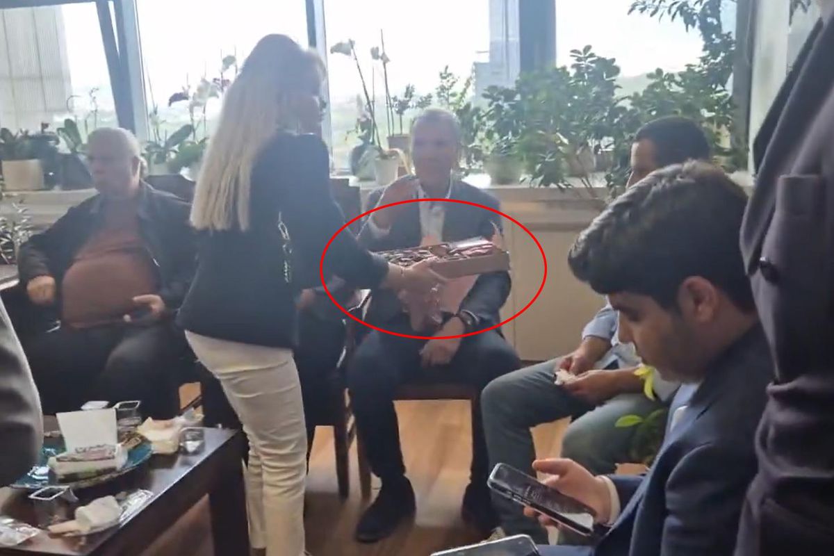 CHP Genel Merkezi'ne giren Kılıçdaroğlu'nun ekibi çikolata dağıttı