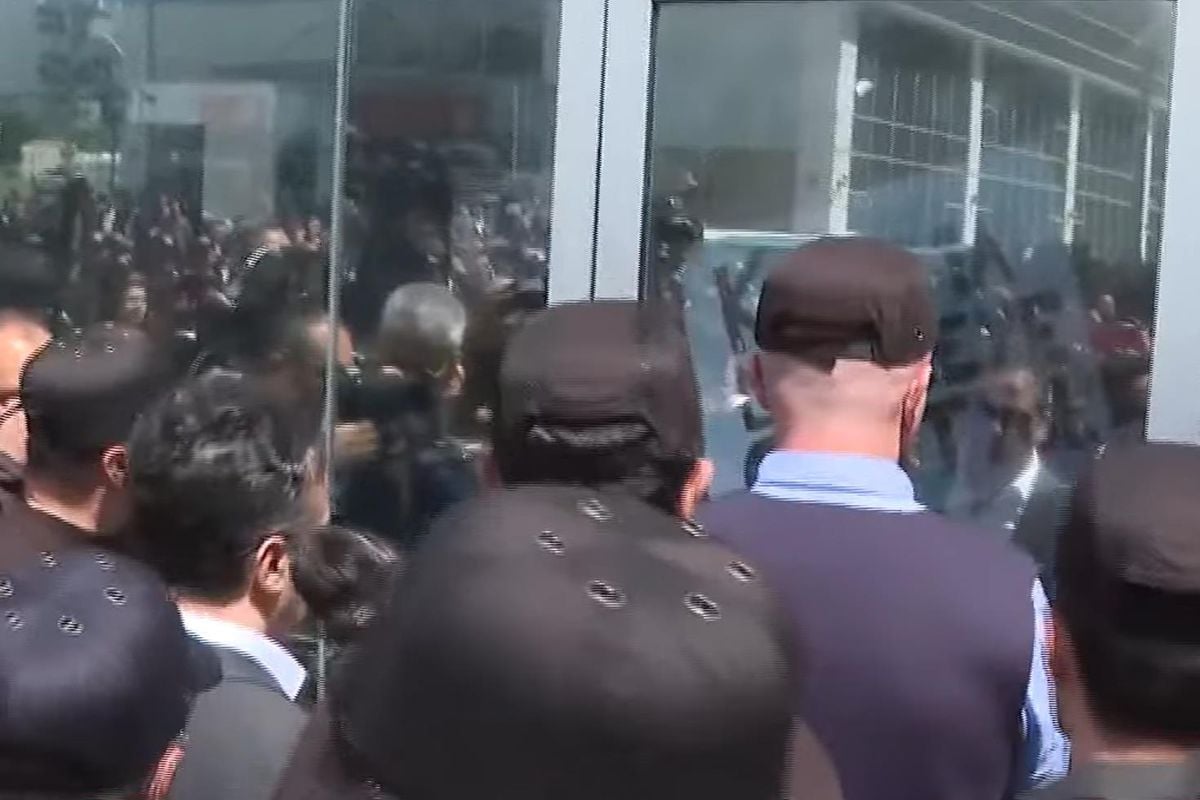 CHP Genel Merkezi'nde tansiyon yüksek! Tahliye için polis devreye girdi