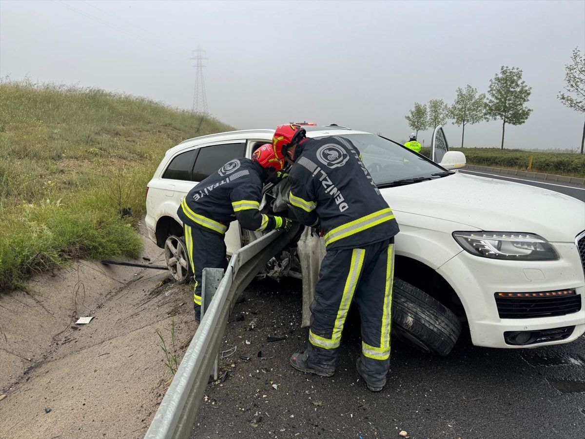 Denizli'de bariyere saplanan otomobilin sürücüsü öldü