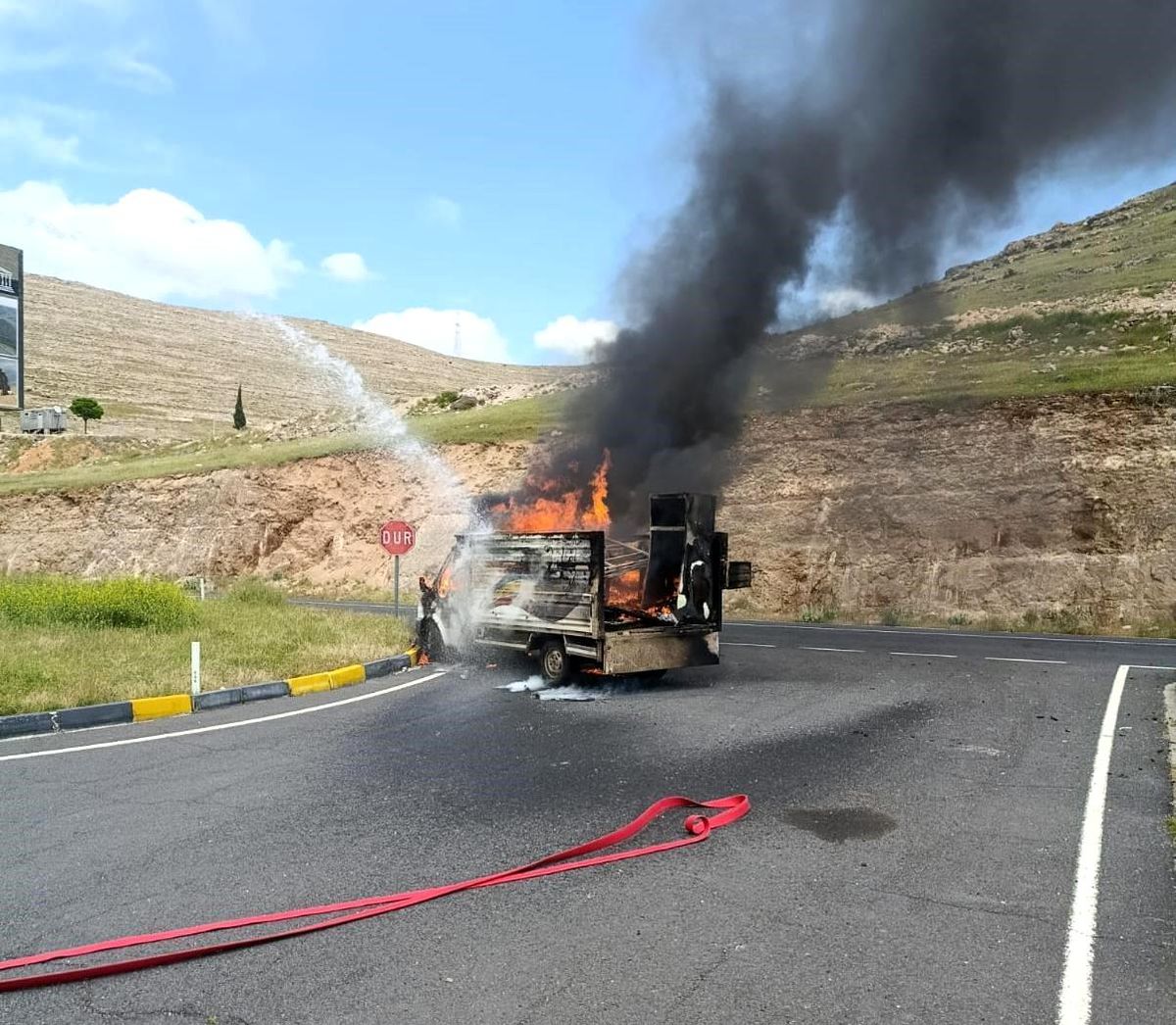 Diyarbakır'da seyir halindeki kamyonet alev topuna döndü