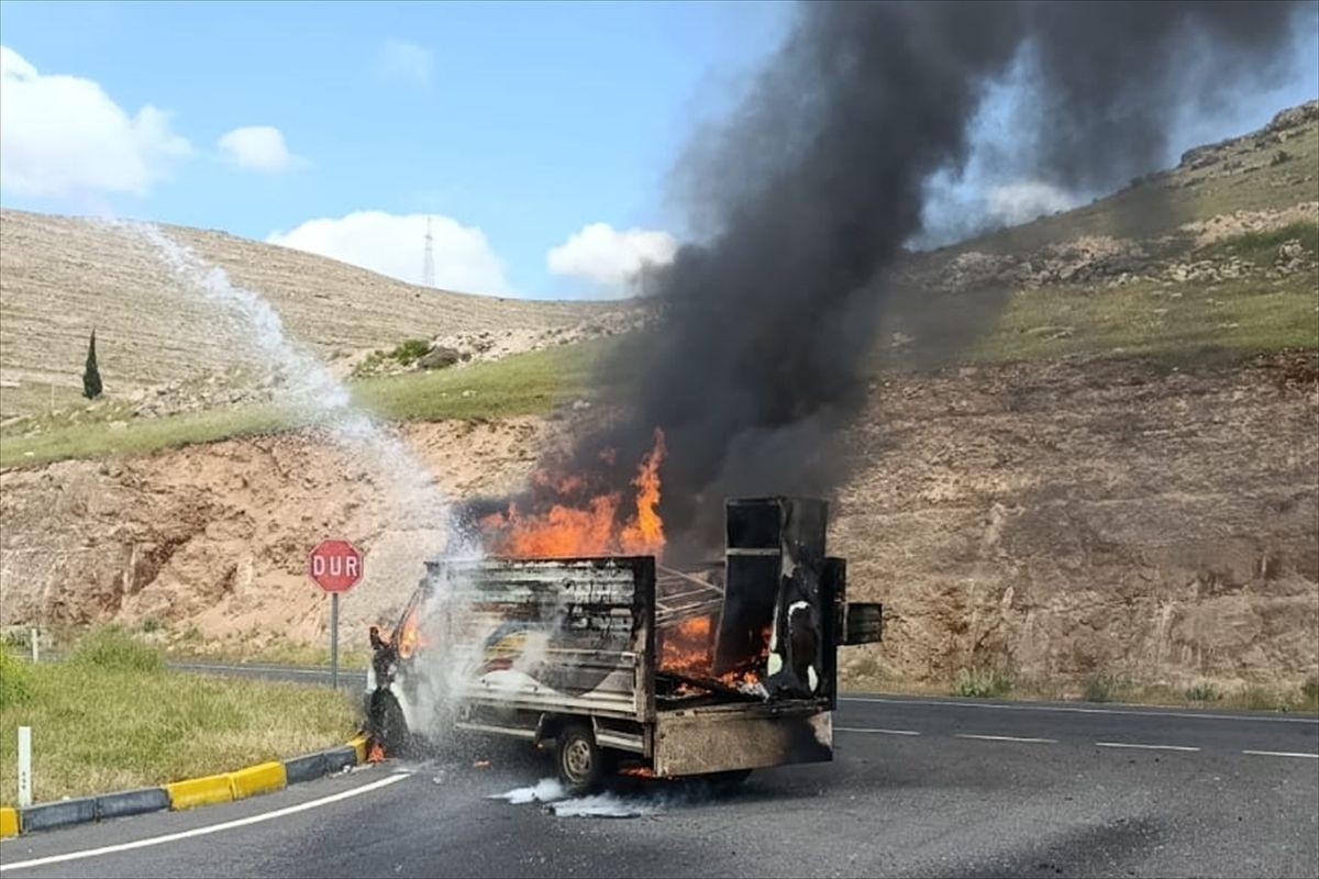 Diyarbakır'da seyir halindeyken alev alan kamyonet kullanılamaz hale geldi