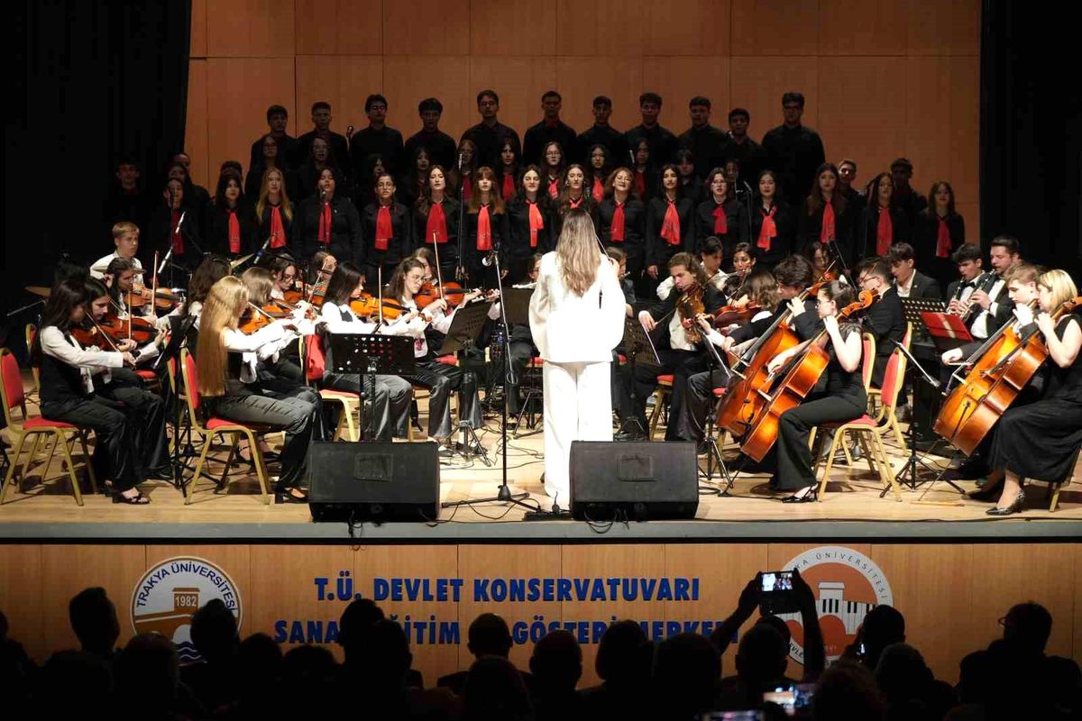 Edirne Lisesi'nden hafızalara kazınan gece: Genç yetenekler ayakta alkışlandı