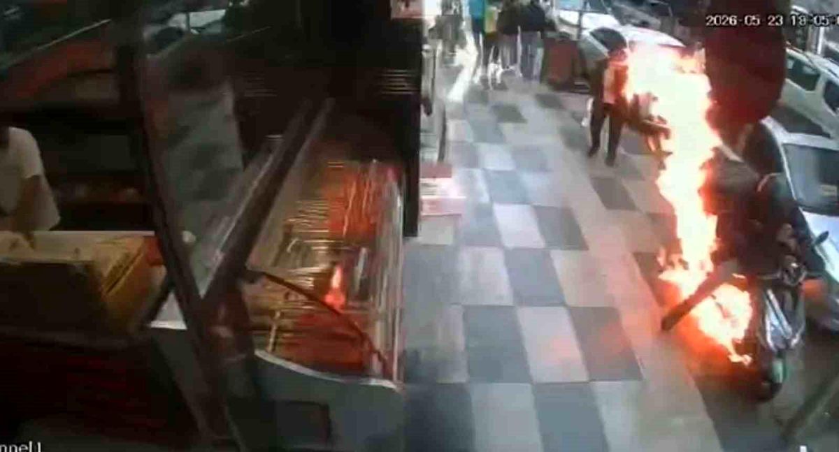Elazığ'da marşa bastığı anda motoru alev aldı: O anlar kamerada