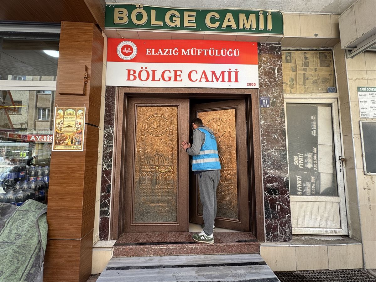 Elazığ'da yükümlüler cami ve mezarlıkları Kurban Bayramı'na hazırlıyor