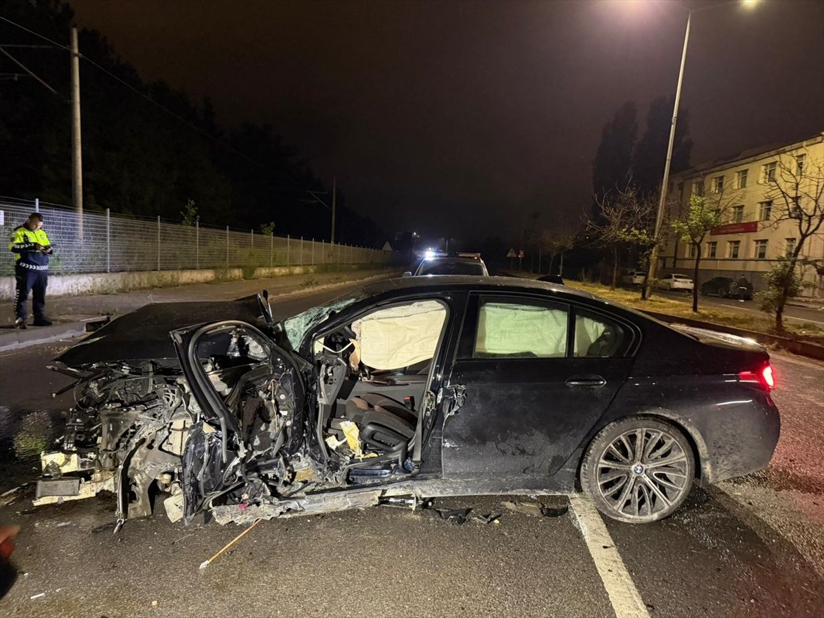 Eskişehir'de bariyere çarpan otomobilin sürücüsü yaralandı
