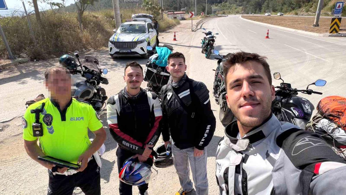Eskişehir'de motosikletini bağlayan polis ile Antalya'da karşılaşan sürücü fotoğraf çektirdi