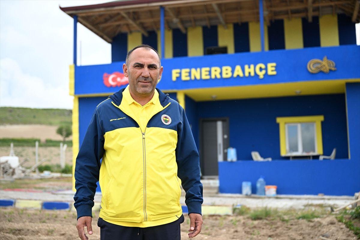 Fenerbahçe taraftarı evinin duvarlarını gönül verdiği takımın renklerine boyattı