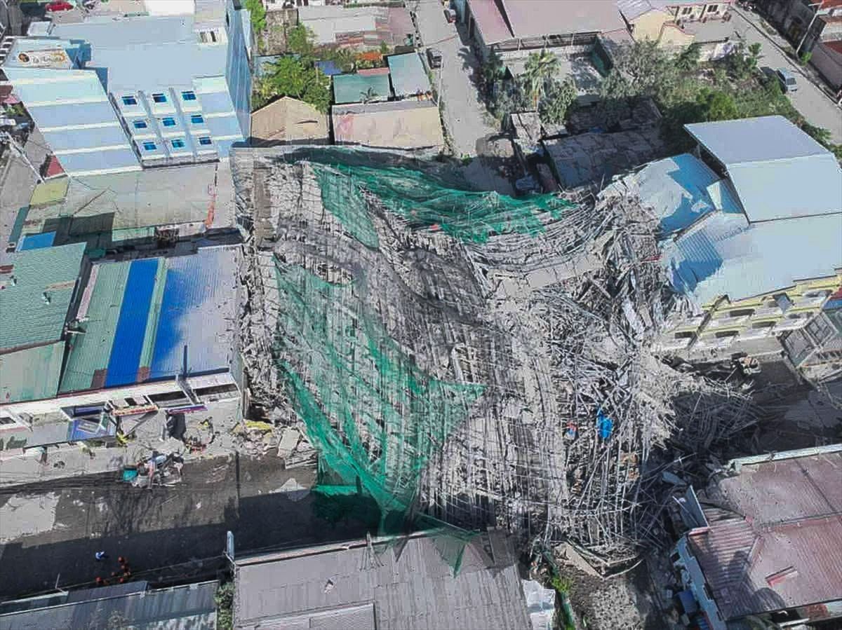Filipinler'de inşaat halindeki binanın çökmesi sonucu 1 kişi öldü, 20'den fazla kişi enkaz altında kaldı
