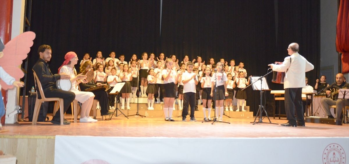 Gelibolu'da ilkokul öğrencilerinin kurduğu koro konser verdi