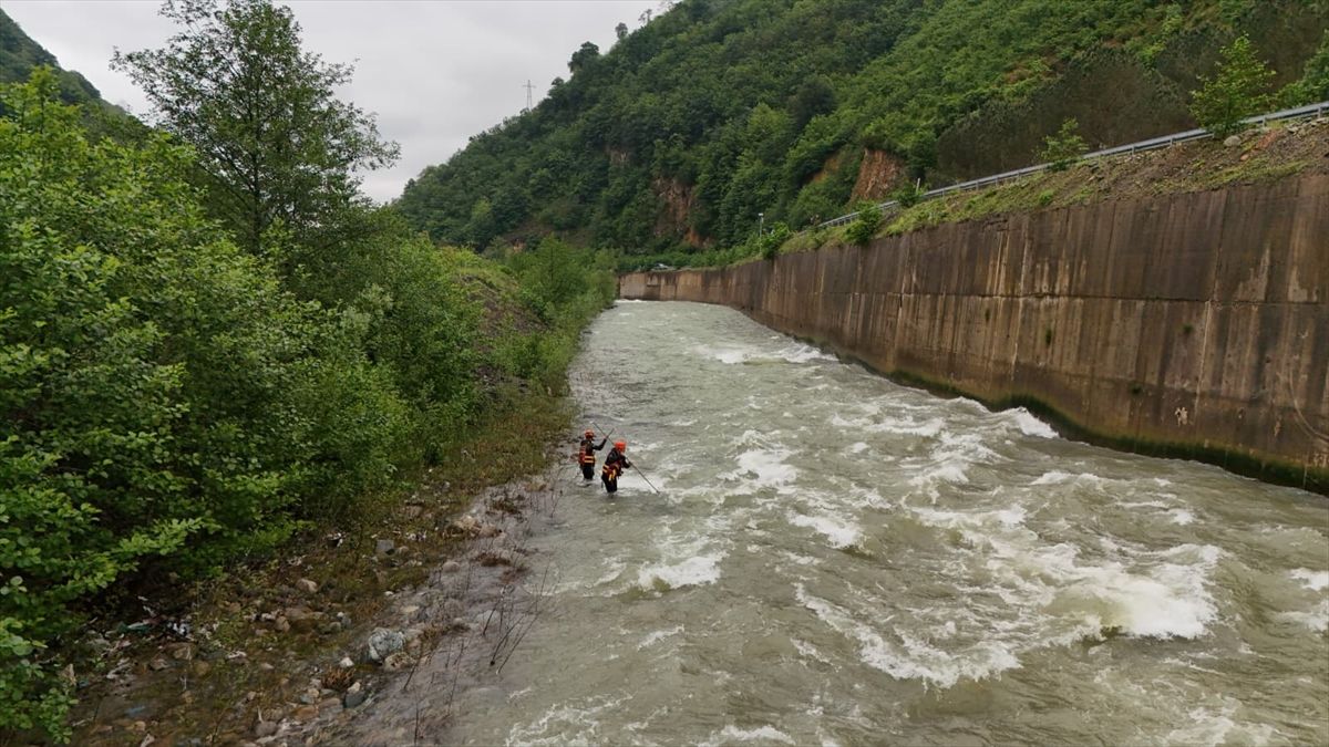 Giresun'da akıntıya kapılarak kaybolan kişiyi arama çalışmaları sürdü