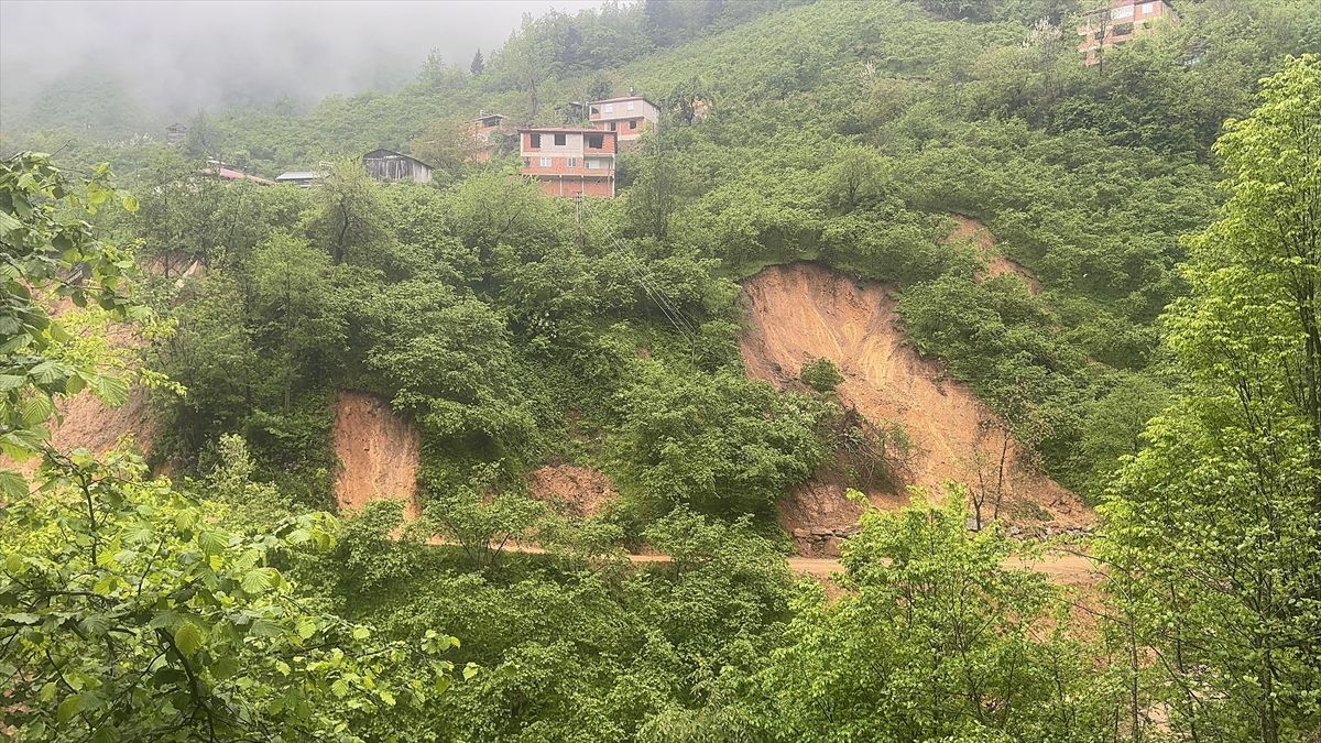 Giresun'da heyelan nedeniyle 11 ev tedbir amacıyla boşaltıldı