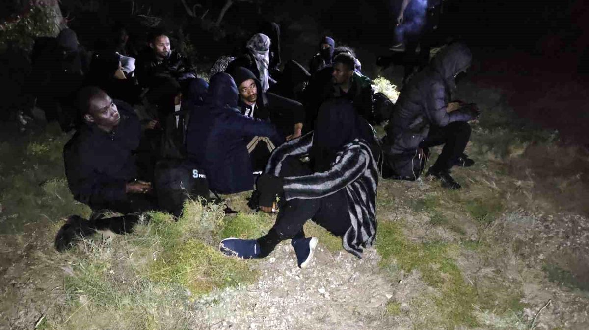 İzmir'de 3'ü çocuk 29 düzensiz göçmen yakalandı