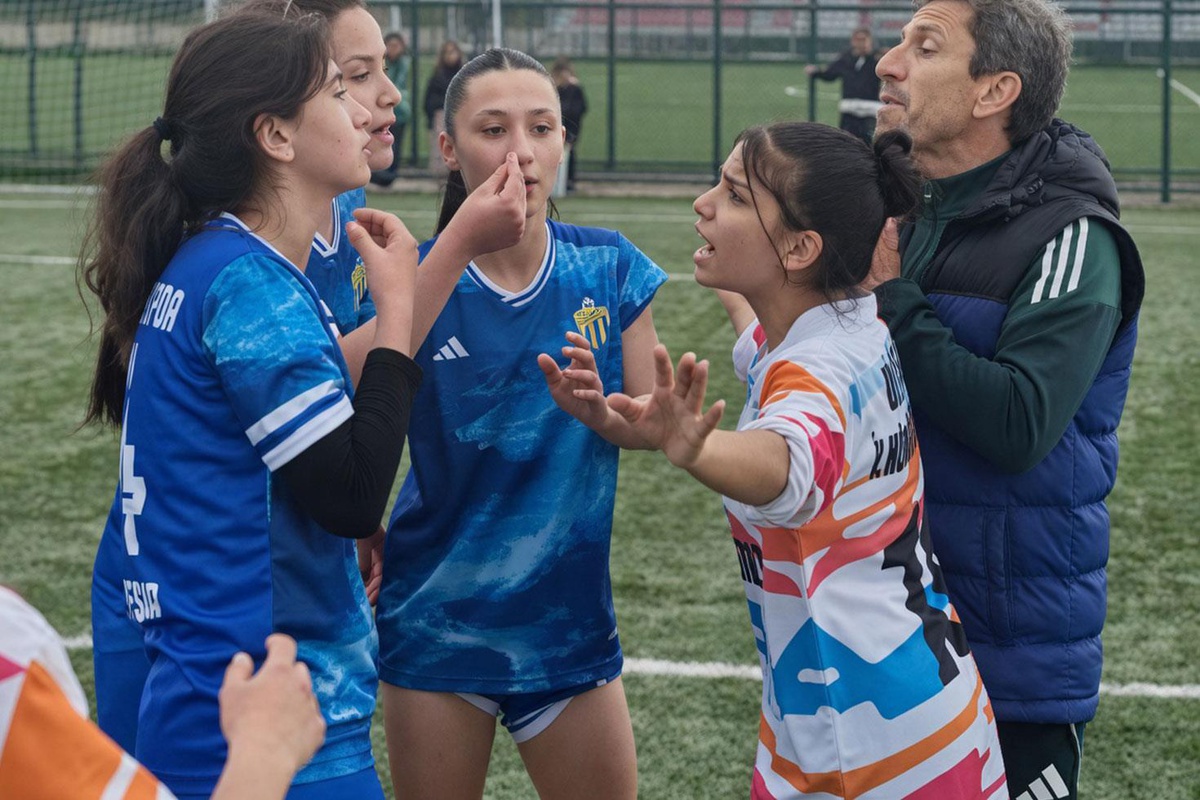 Kadın futbol takımı oyuncuları sahada birbirine girdi: 5 kırmızı kart