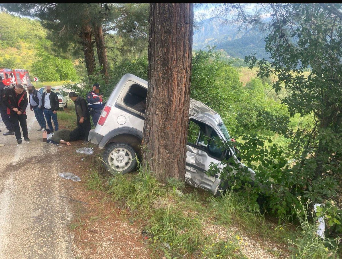 Kahramanmaraş’ta hafif ticari araç ağaca çarptı: 1’i ağır 4 yaralı