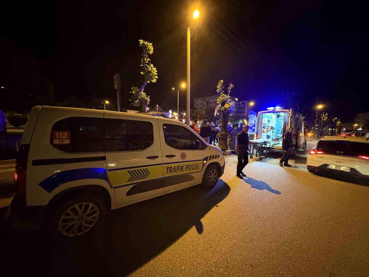 Kastamonu'da motosiklet park halindeki otomobile çarptı: 1 yaralı