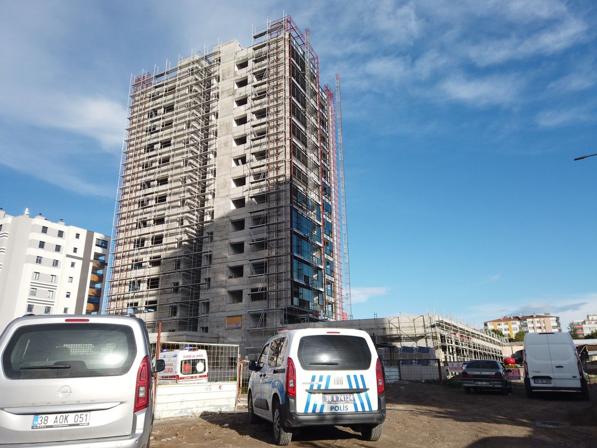 Kayseri'de inşaatta üzerine mermer düşen işçi öldü