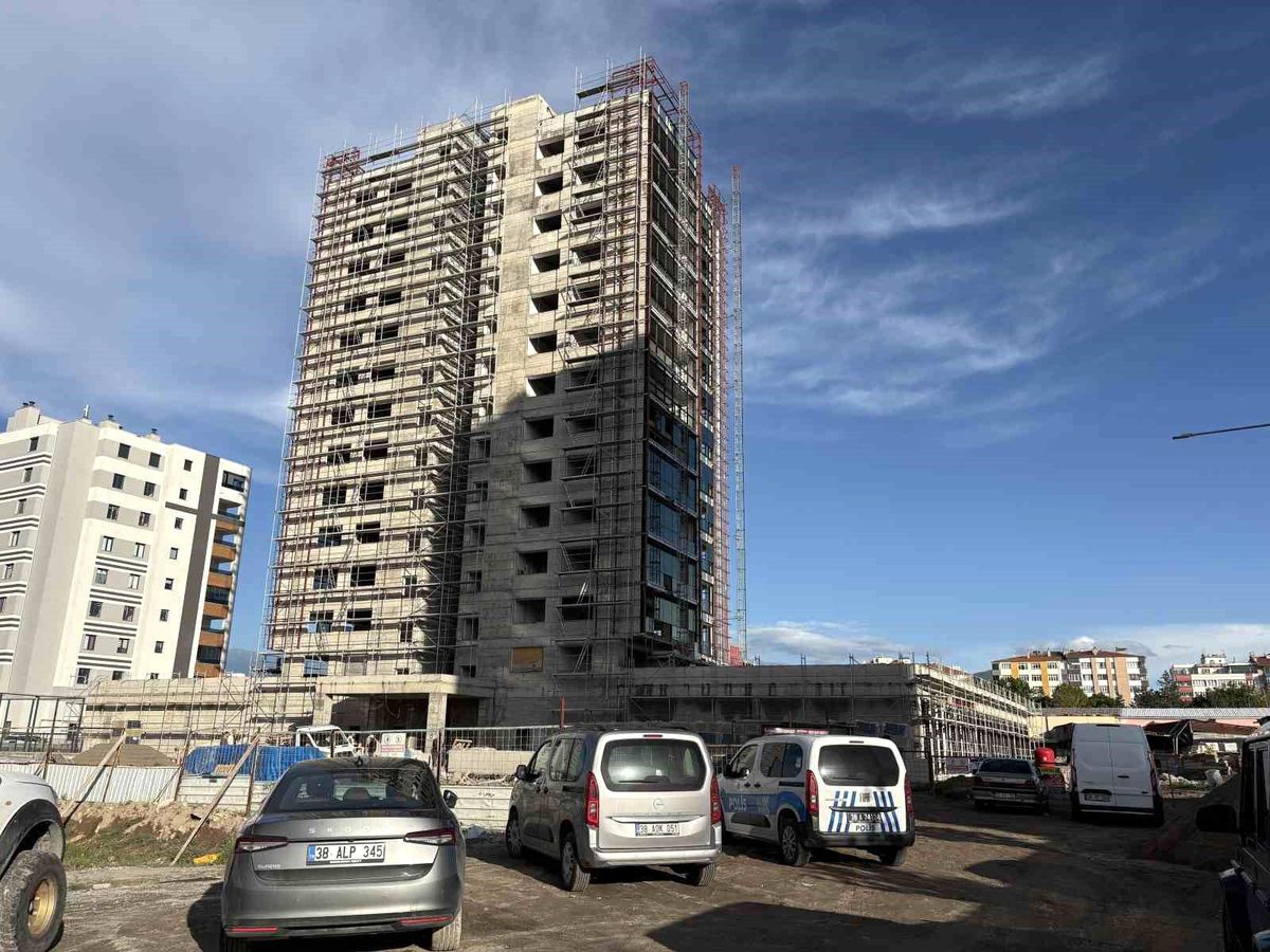 Kayseri'de yük asansöründeki mermer işçinin başına düştü