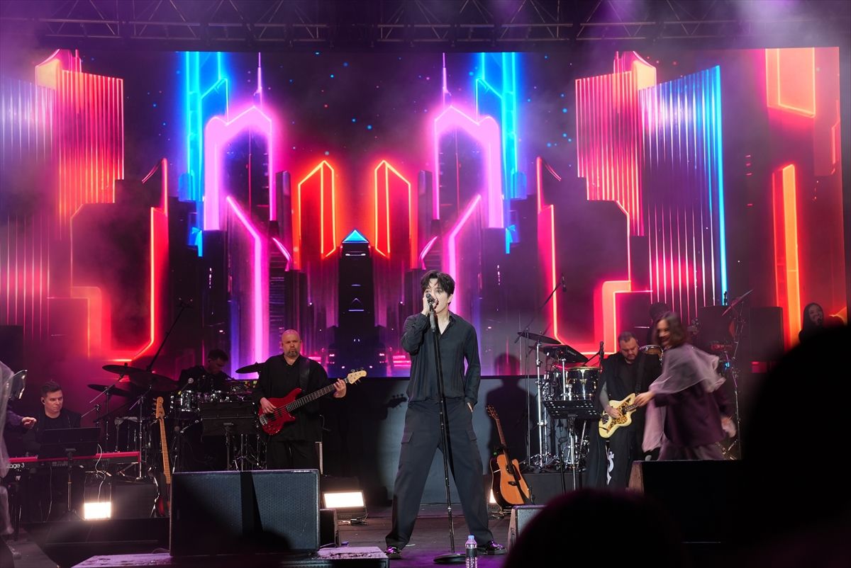 Kazak şarkıcı Dimash Qudaibergen, Etnospor'da konser verdi