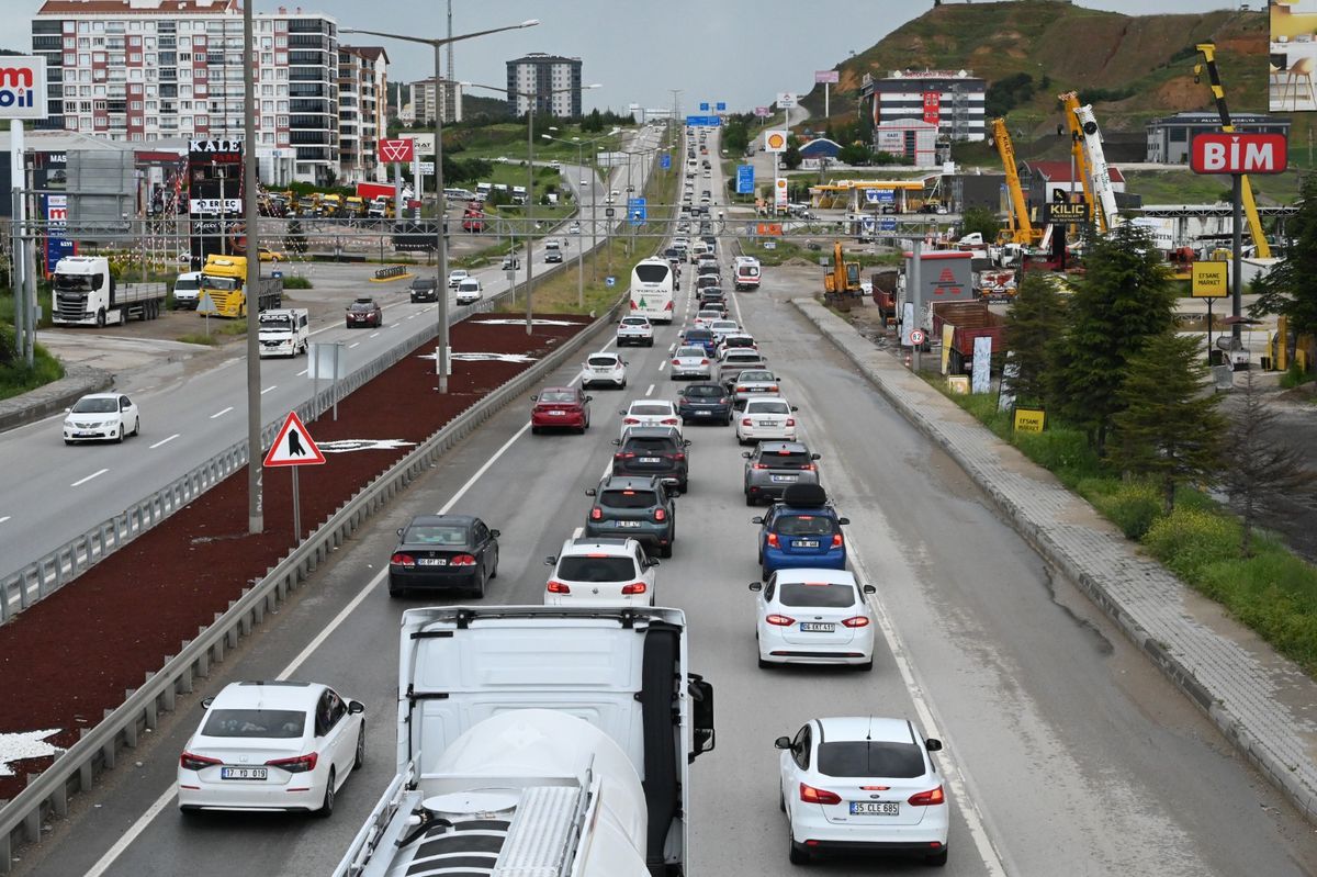 Kırıkkale'de Bayram Tatilinin İkinci Gününde Trafik Yoğunluğu