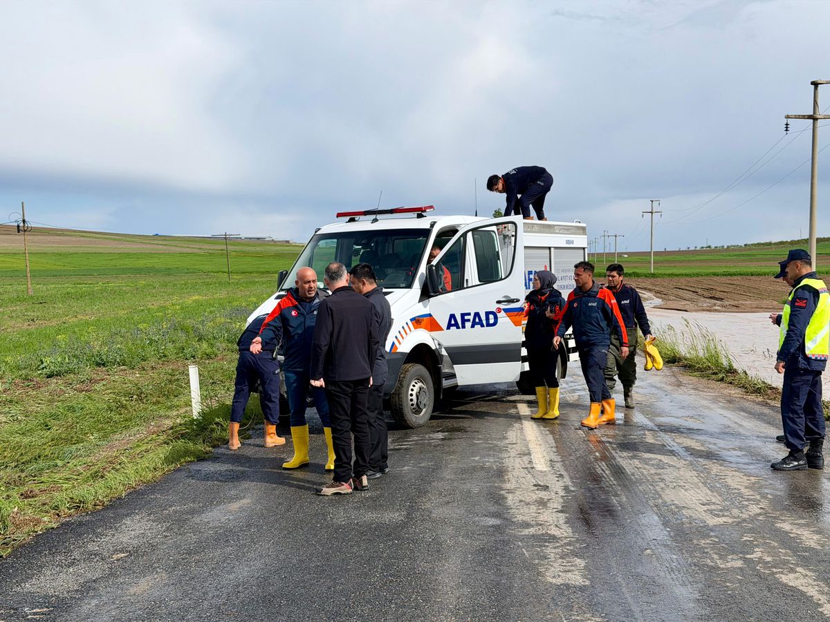 Kırşehir'de şiddetli sağanak; Tarım arazileri ve yollar göle döndü