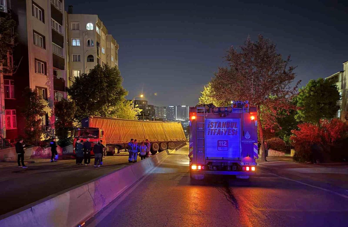 Küçükçekmece'de palet yüklü tır refüjde yan yattı