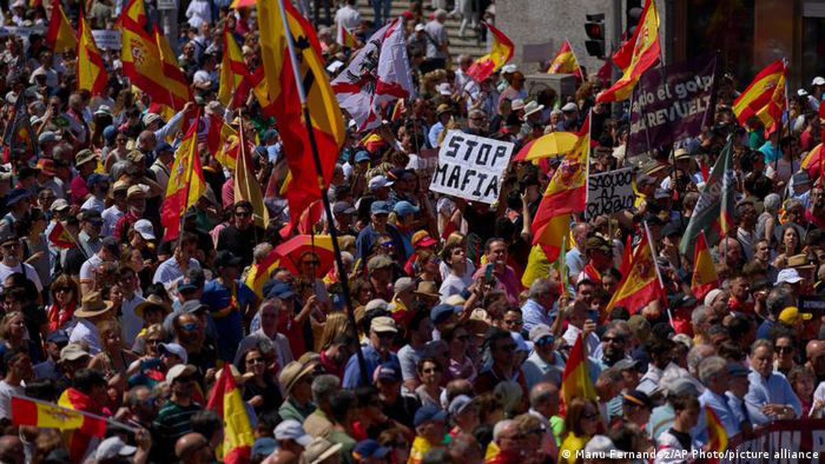 Madrid'de on binler Başbakan Sánchez'in istifasını istedi