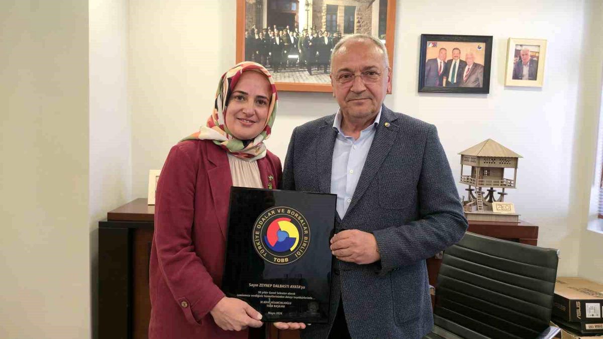 Mesleğinde 30 yılı doldurdu, plaketini Cumhurbaşkanı Erdoğan'ın elinden aldı