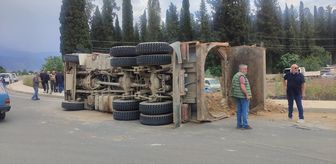 Ödemiş'te devrilen kamyonun sürücüsü yaralandı