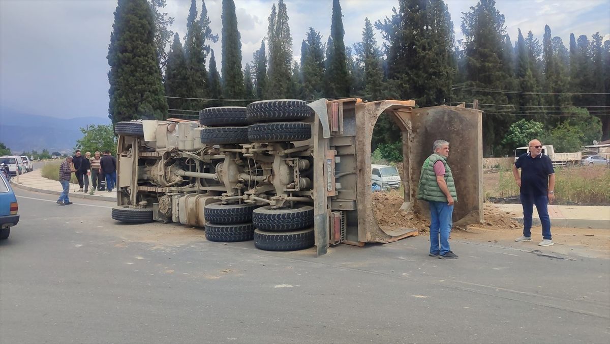 Ödemiş'te devrilen kamyonun sürücüsü yaralandı