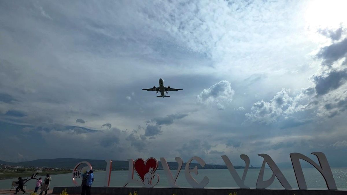 Olumsuz hava şartları nedeniyle Erzurum'a yönlendirilen uçak, rötarlı olarak Van'a indi