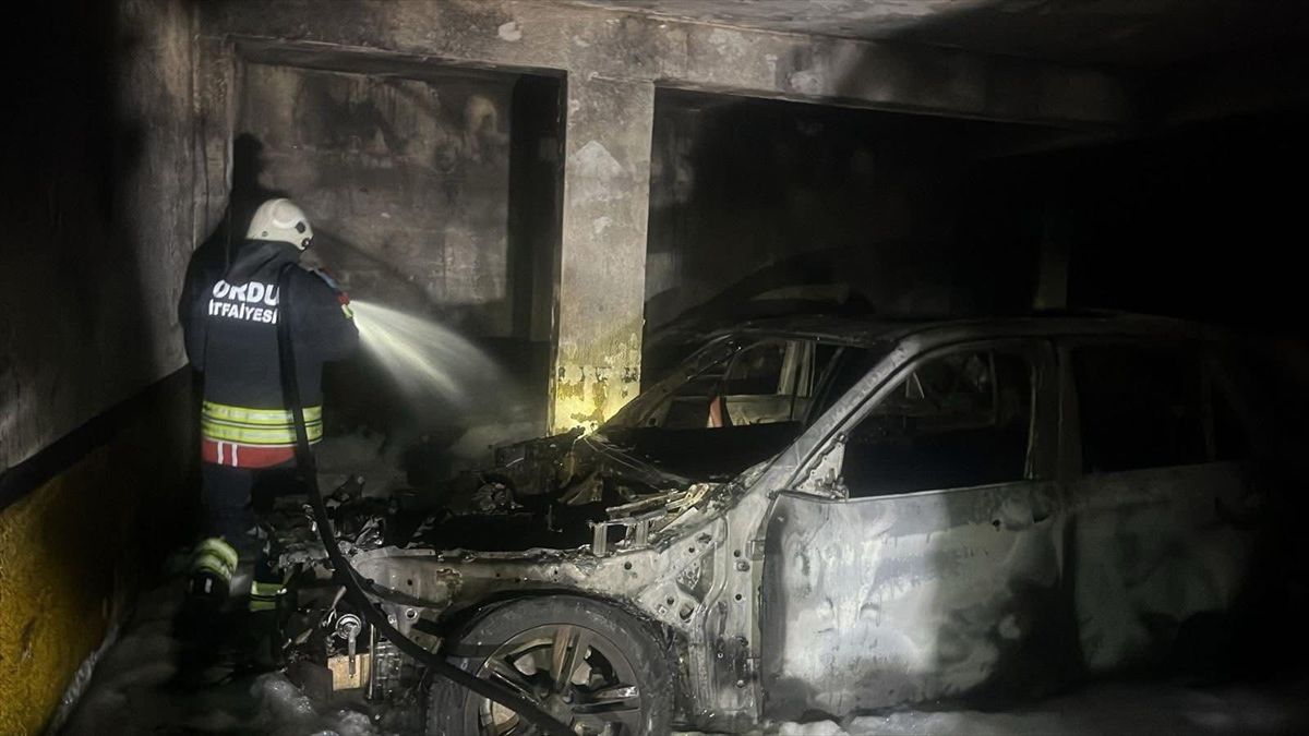 Ordu'da otoparkta çıkan yangın 3 otomobilde hasara yol açtı