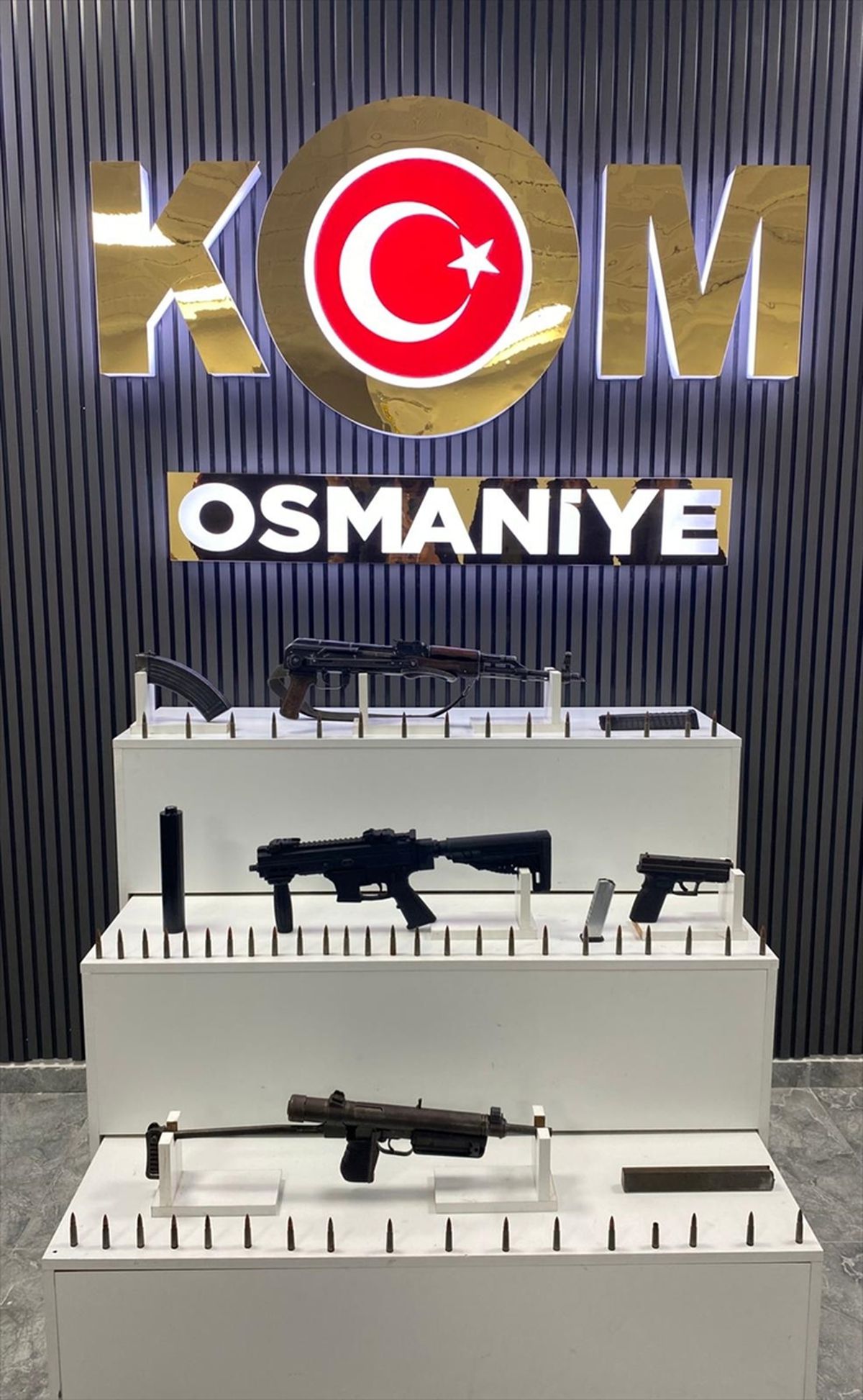 Osmaniye'de 4 ruhsatsız silah ele geçirilen otomobildeki 3 zanlı tutuklandı