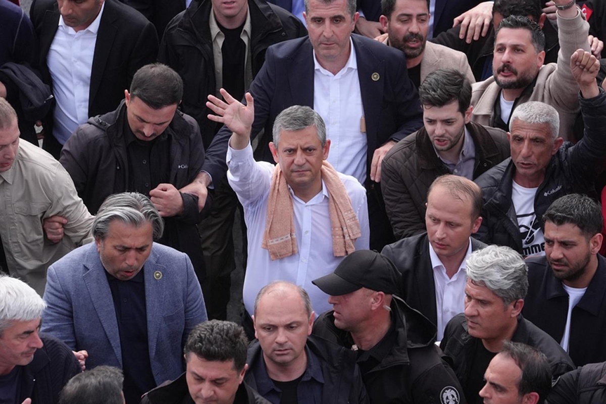 Özgür Özel, CHP Genel Merkezi'nden ayrıldı: Geri gelmek üzere çıkıyorum